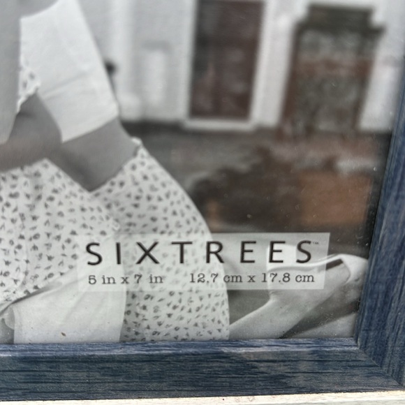 New never used beautiful 5” x 7” SISTERS photo frame. Natural composite wood. - Picture 4 of 5